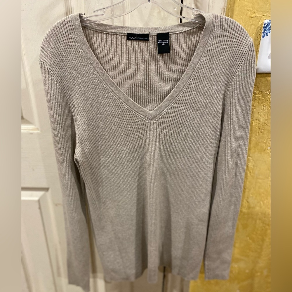 Moda International XL cream V-neck long sleeve sweater